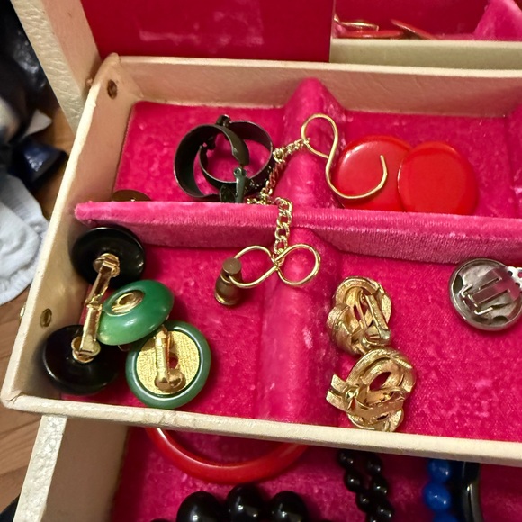 Vintage Jewelry Box full of Vintage  Jewelry Excellent Condition - Picture 8 of 12